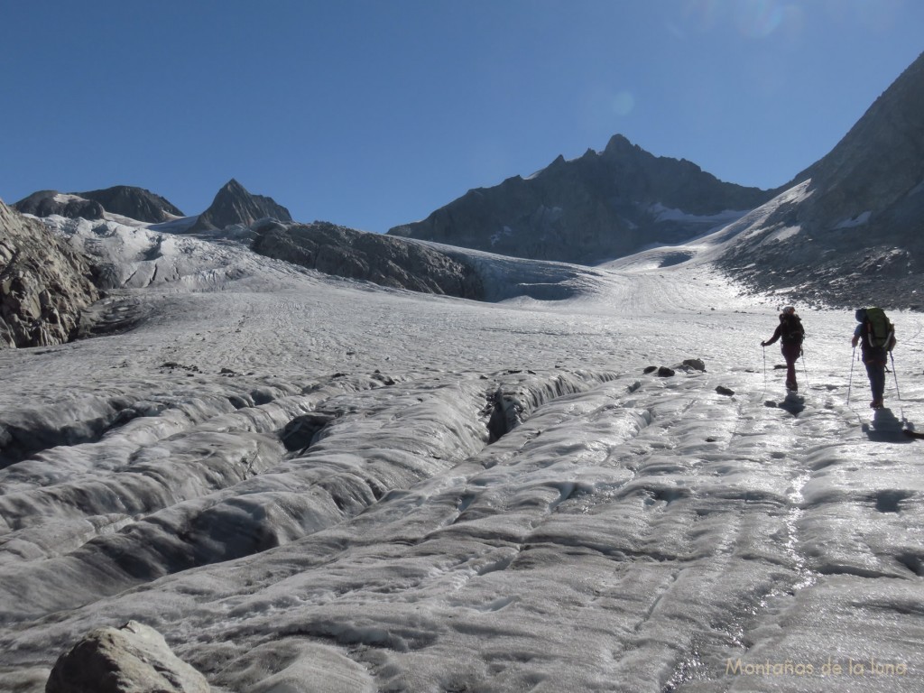 Marchando por el Glaciar Galmi con el Vorderes Galmihorn al fondo